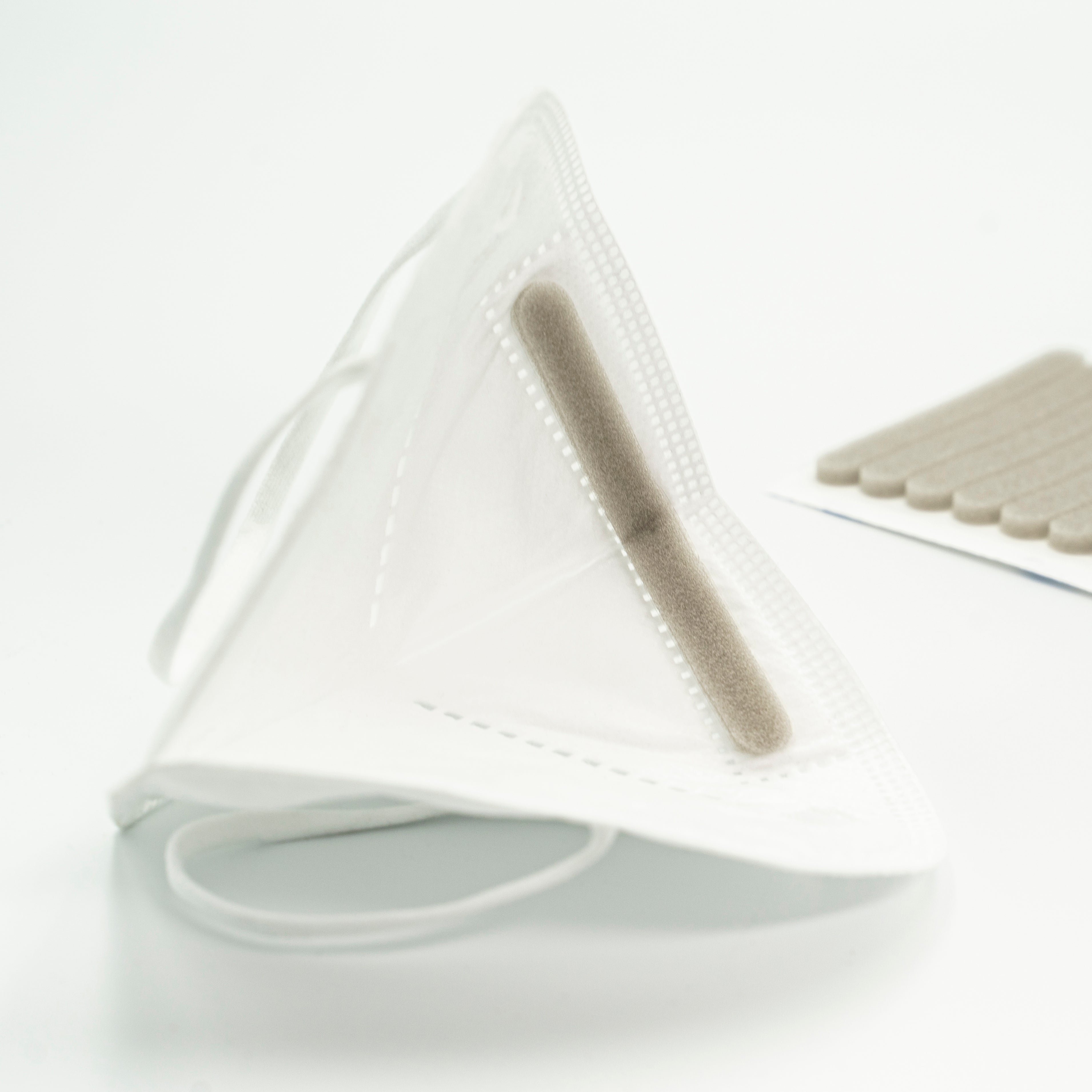 aufgeklappte Maske mit eingeklebtem Schaumstoffstreifen